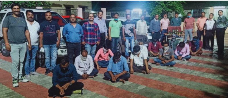 Raid on Wardha Road: 11 gamblers arrested | वर्धा मार्गावरील धाब्यावर छापा : ११ जुगाऱ्यांना रंगेहाथ अटक