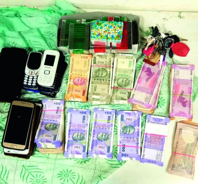 Raid: 23 gamblers arrested, seized Rs9.90 lakhs | धाड : २३ जुगाऱ्यांना अटक,९.९० लाखांचा ऐवज जप्त