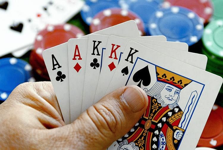  nashik,police,gambling,raid | मुंबई नाक्यावरील जुगार अड्ड्यावर छापा
