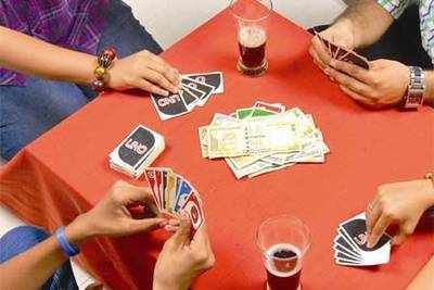 Police arrest gambling of police in Nagpur! | नागपुरात पोलिसांचा जुगार अड्डा पकडला !