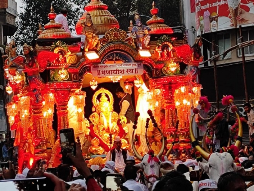 In a chariot of glittering lights, Dagdusheth set out in grandeur; Participating in immersion procession on Ganadhish Ratha | लखलख दिव्यांच्या रथात, दगडूशेठ निघाले थाटात; विसर्जन मिरवणुकीत गणाधीश रथावर सहभागी
