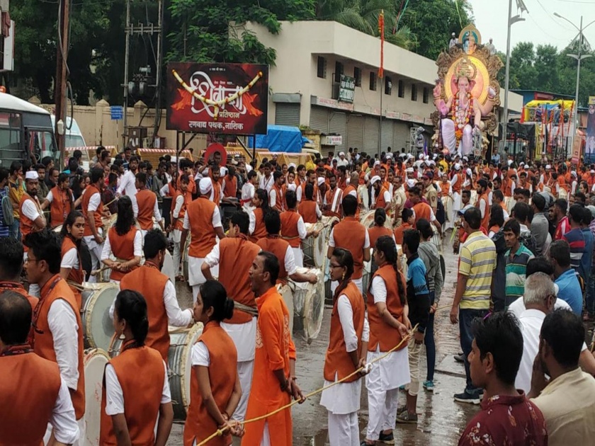 Ganpati idol immersion rally in rain at nashik | नाशिकमध्ये रिमझिम पावसात लाडक्या गणरायाची उत्साहात मिरवणूक