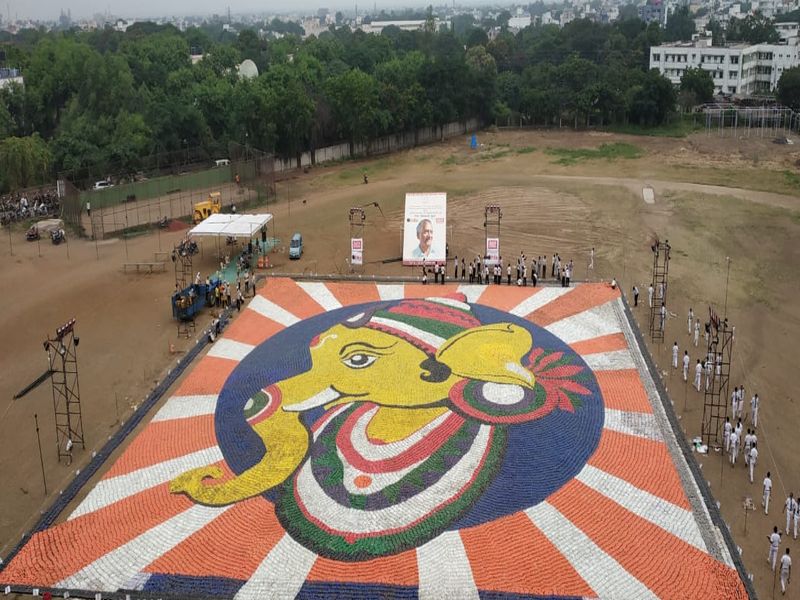 'Ganapati Mural', a world record | जळगावात एक लाख प्लॅस्टिक बाटल्यांपासून २० तास ५५ मिनिटात साकारले ‘श्री गणपती म्युरल’, जागतिक विक्रमास गवसणी !