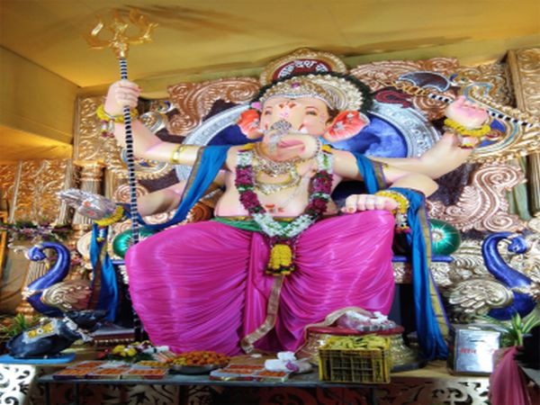 Ganesh Chaturthi 2018: The huge crowd of Ganesh devotees to see the attraction of Jalgaon; | Ganesh Chaturthi 2018 : जळगावात आरास पाहण्यासाठी गणेश भक्तांची प्रचंड गर्दी, पावसाने उत्साहावर विरजण