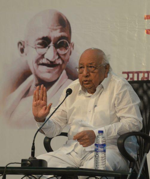 Gandhi's life is his idea: Suresh Dwadashiwar | गांधींचे जीवन हाच त्यांचा विचार  : सुरेश द्वादशीवार