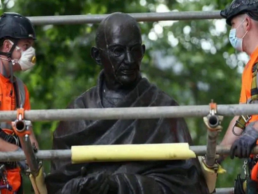 mahatma gandhis statue in amsterdam vandalised | गांधीजींच्या पुतळ्याची नेदरलँडस्मध्ये विटंबना