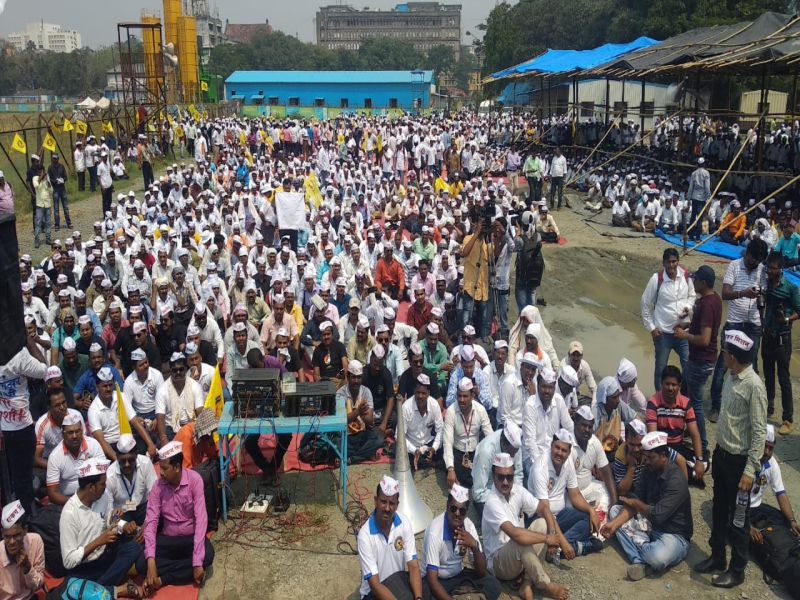 Government employees Gandhiri style agitation On Azad Maidan In Mumbai | हातात झाडू घेऊन शासकीय कर्मचाऱ्यांचे आत्मक्लेश आंदोलन
