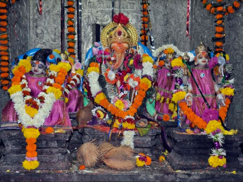 The enthusiasm of Maghi Ganeshotsav in ancient and ancient temple of the ancient Ganesh temple in the fort. | राज्यातील एकमेव आणि एेतिहासिक कुलाबा किल्ल्यातील आंग्रेकालीन प्राचीन गणेश मंदिरात माघी गणेशोत्सवाचा उत्साह