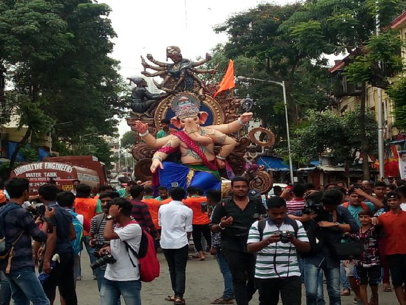  'Shree' Ganesha of the coming enters of lord Ganesha | मुंबापुरीत आगमन सोहळ्यांचा ‘श्री’ गणेशा