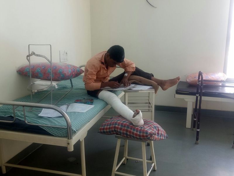 Board permission to write paper at Ganesh Hawke Hospital in Class X | दहावीचा अपघातग्रस्त विद्यार्थी गणेश हाकेला रुग्णालयात पेपर लिहिण्याची बोर्डाची परवानगी