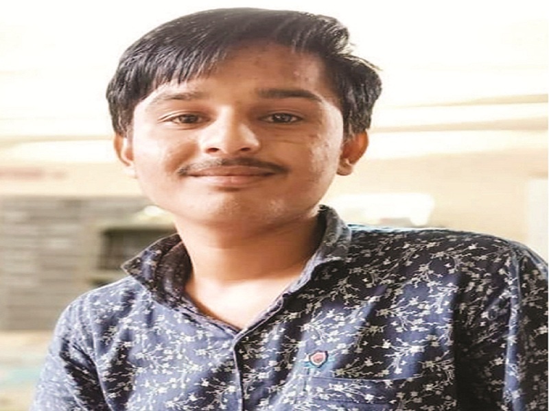 Suicide due to ragging: Police detain a student from Udgir | रॅगिंगमुळे आत्महत्या : उदगीर येथून एक विद्यार्थी पोलिसांच्या ताब्यात 