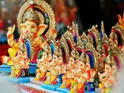 There will be a shortage of Ganesh idols this year | गणेशमूर्तींचा या वर्षी भासणार तुटवडा