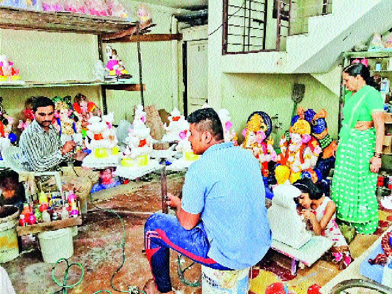  Preparation of Ganeshotsav: Villagers for shopping, Saswad's final hand on Ganesh idol .... | तयारी गणेशोत्सवाची : खरेदीसाठी ग्रामस्थांची लगबग, सासवडला गणेशमूर्तीवर अखेरचा हात....