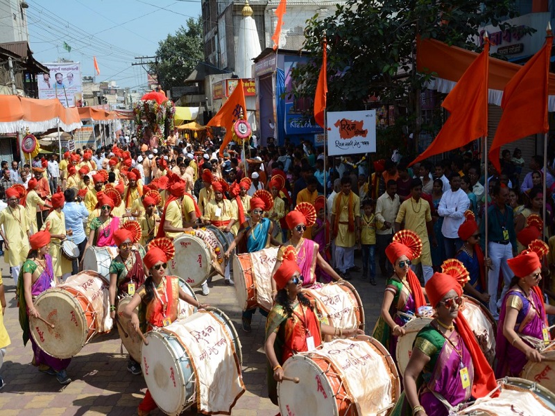 Ganesh immersion of drum-cards; Nine board boycott boycott for DJ | ढोल-ताशांच्या निनादात नगरमध्ये गणेश विसर्जन; डीजेसाठी नऊ मंडळाचा मिरवणुकीवर बहिष्कार
