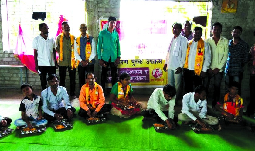 Vitthal Ganesh Mandal distributed pots and food to disable people | विठ्ठल गणेश मंडळाच्यावतीने दिव्यांगांना भांडी, फराळ वाटप
