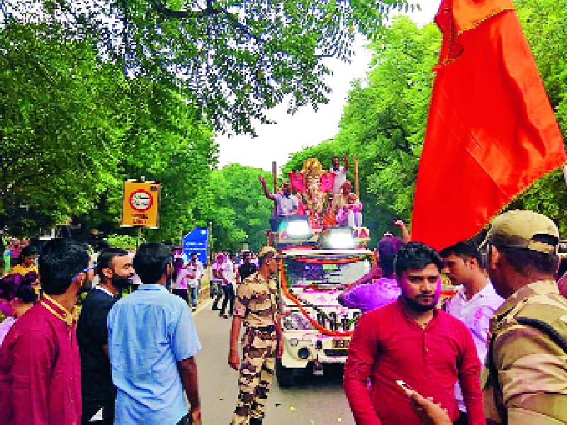 Ganesh visarjan in New Delhi | यमुनाकाठ गणेशमय; राजधानीतील आनंदोत्सवाची उत्साहात सांगता