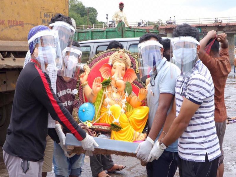 Collection of 4000 Ganesh idols at Godaghata by the volunteers of 'Swapnapurti' | ‘स्वप्नपुर्ती’च्या स्वयंसेवकांकडून गोदाघाटावर ४ हजार गणेश मुर्तीचे संकलन