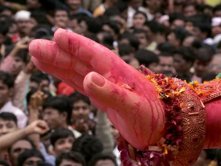 Ganesh Chaturthi 2023: Couldn't get a glimpse of the Famous Ganesha due to crowd? Don't be offended; Remember these two things! | Ganesh Chaturthi 2023: गर्दीमुळे प्रख्यात गणपतींचे दर्शन घेता आले नाही? नाराज होऊ नका; 'या' दोन गोष्टी लक्षात ठेवा!