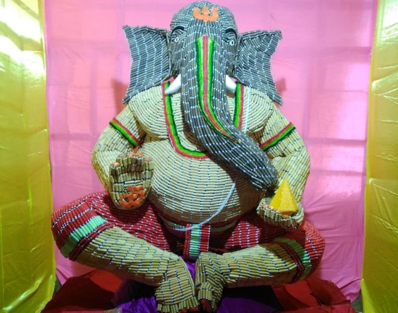 Ganesh idol made using six thousand reels of thread | धाग्याच्या सहा हजार रिळ वापरून केली गणेशमूर्ती 
