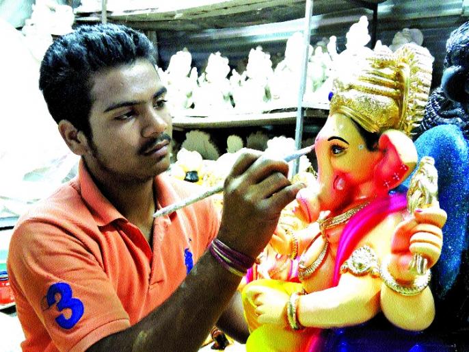 Ganesh idol sculptures in Sindhudurg, sculptures abound | सिंधुदुर्गात गणेश मूर्तिशाळा गजबजल्या, मूर्तिकारांची लगबग