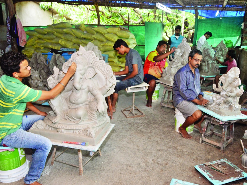 The sculpture started for Ganeshotsav, this year also witnessed inflation | गणेशोत्सवासाठी मूर्तिकारांची लगबग सुरु, यावर्षीही महागाईचा फटका