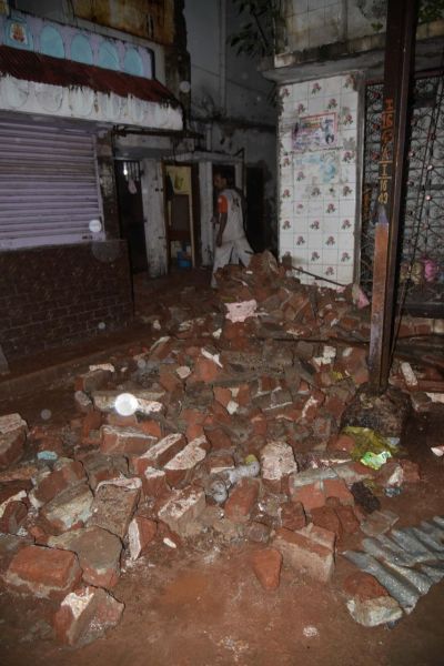The building collapsed in Gangajamuna, Nagpur | नागपुरातील गंगाजमुनात इमारत कोसळली : मलब्यात दबून चौघी गंभीर जखमी