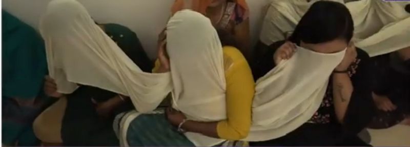 Police raid in Gangajamun in Nagpur: 31sex workers arrested including 7 person | नागपुरातील गंगाजमुनात पोलिसांची धाड : ३१ वारांगनांसह ७ जणांना घेतले ताब्यात