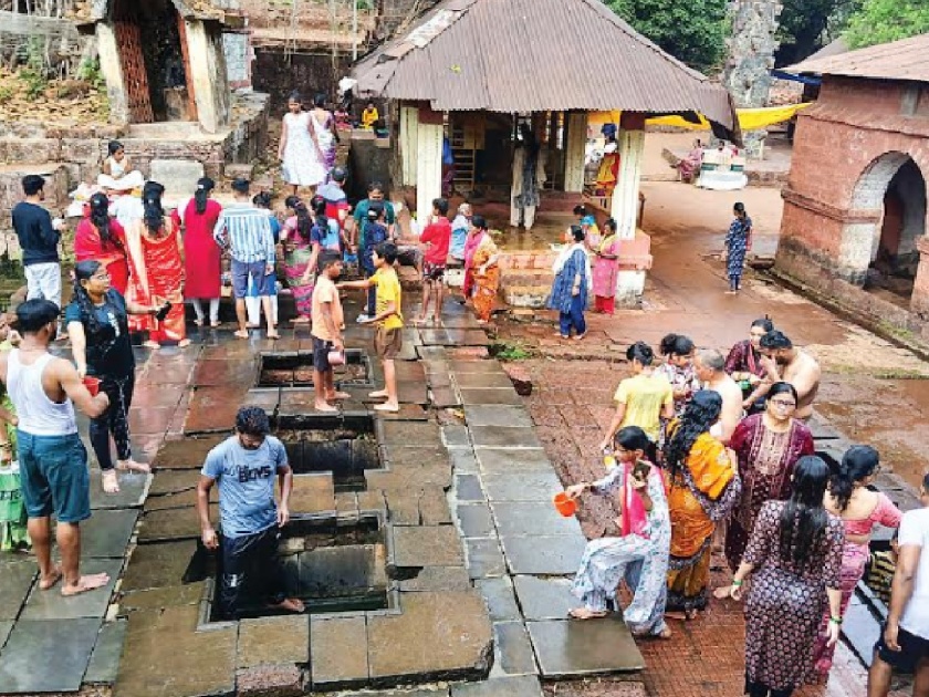 Crowd of devotees due to arrival of Ganga Teertha Kshetri Ganga in Rajapur | Ratnagiri: राजापूरच्या गंगातीर्थ क्षेत्री भाविकांची गर्दी