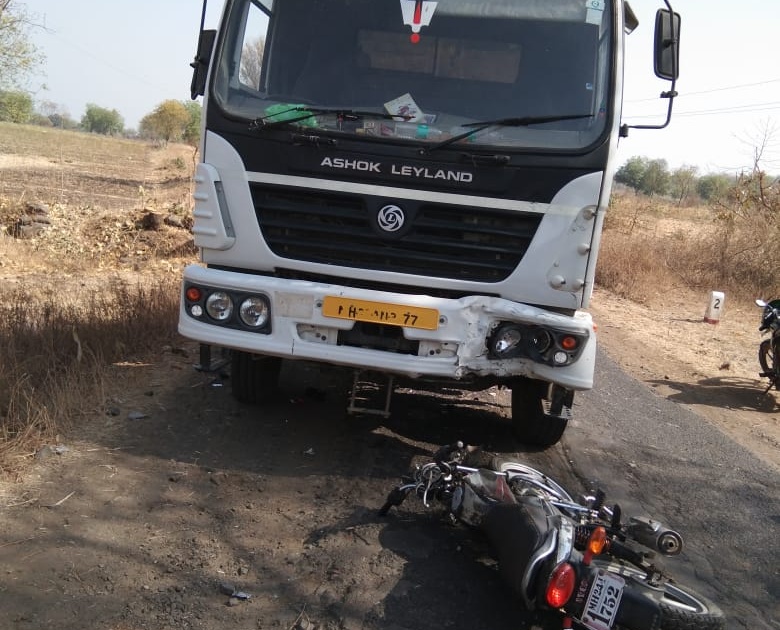 two wheeler seriously injured in Gangakhed after accident with hayawa truck | गंगाखेडमध्ये हायवाच्या धडकेत दुचाकीस्वार गंभीर जखमी