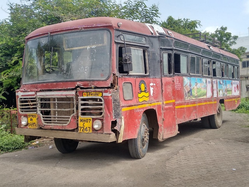 When the inspection team found a strike of 5 rupees, the carrier got stuck in the bus | तपासणी पथकास १० रुपयाचा अपहार आढळताच वाहक बसमध्येच चक्कर येऊन कोसळला 