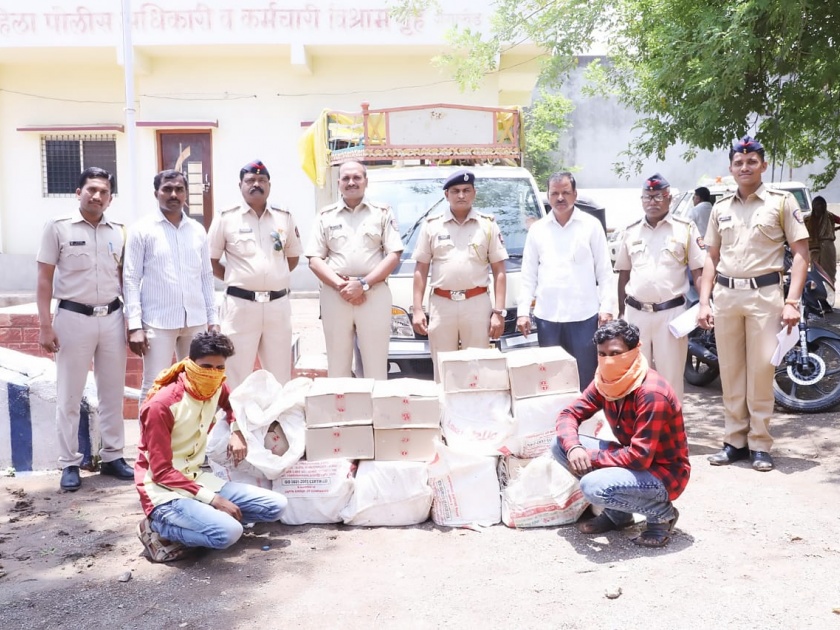 Three and a half lakhs boxes of desidaru were seized at gangakhed | देशीदारूच्या तेवीस बॉक्ससह साडेतीन लाखाचा मुद्देमाल जप्त