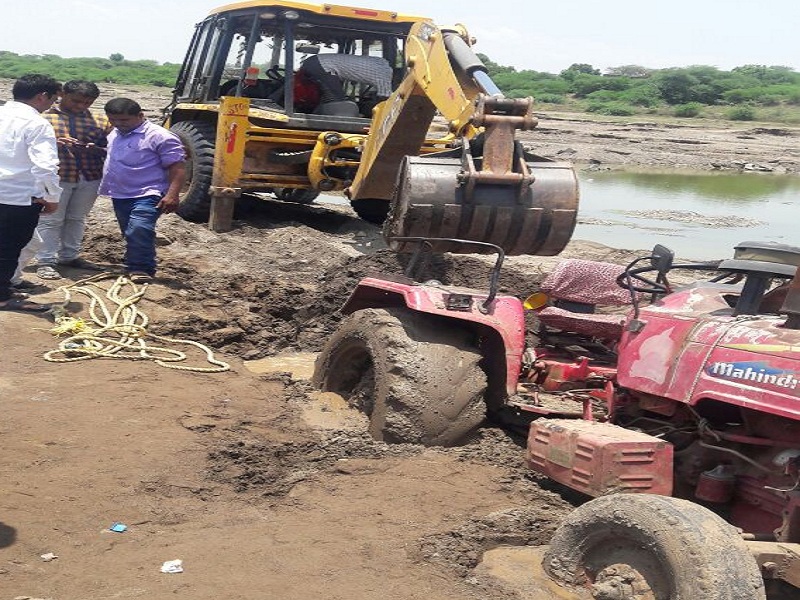 Three tractors who illegal carrying sand caught seized by collector p. shivshankar in Gangakhed | गंगाखेड येथे अवैध वाळू वाहतूक करणारे तीन ट्रॅक्टर पकडले; जिल्हाधिकारी पी. शिवशंकर यांची कारवाई  