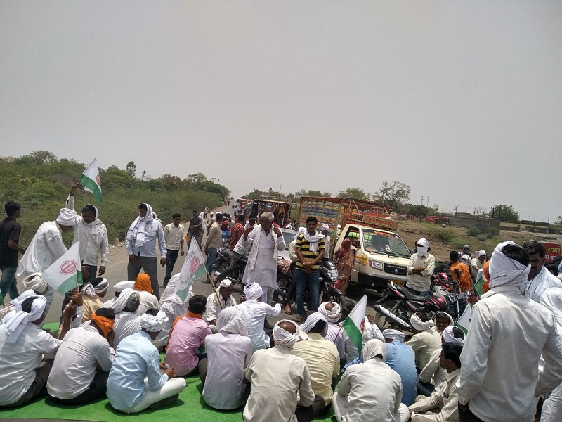 swabhimanis Rasta roko in Gangakhed for various demands of farmers | शेतकऱ्यांच्या विविध मागण्यांसाठी स्वाभिमानीचा गंगाखेडमध्ये रास्ता रोको