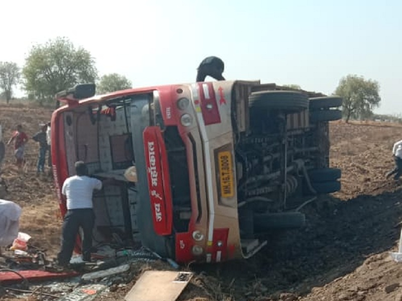 Nine pilgrims injured in private bus accident at Gangakhed | मातीचा भराव खचल्याने खाजगी बस उलटून नऊ यात्रेकरू जखमी
