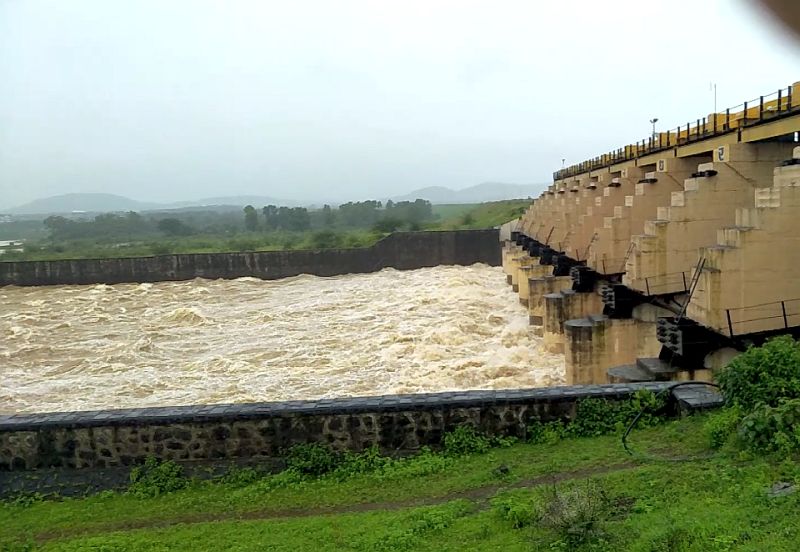 Gangapur dam disbanded; Godavari level decreased | गंगापूर धरणातून विसर्ग घटला; गोदावरीची पातळी घटली