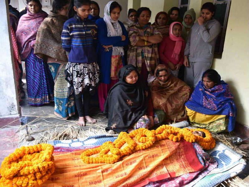 lalu prasads elder sister gangotri devi dies at 75 | यादव कुटुंबावर कोसळले आभाळ, लालूंना शिक्षा झाल्याच्या धक्क्याने बहिणीचे निधन