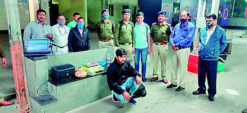 Cannabis smuggler arrested on Visakhapatnam-New Delhi Express | विशाखापट्टणम-नवी दिल्ली एक्स्प्रेसमधून गांजा तस्करास अटक 
