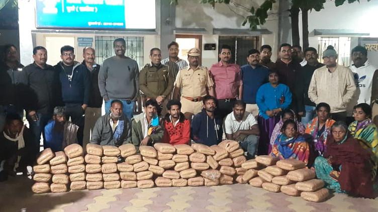 police crackdown in Daund Two hundred kilos of cannabis worth Rs 78 lakh seized | दौंडमध्ये पोलिसांची मोठी कारवाई; ७८ लाखांचा तब्बल पावणे दोनशे किलो गांजा जप्त