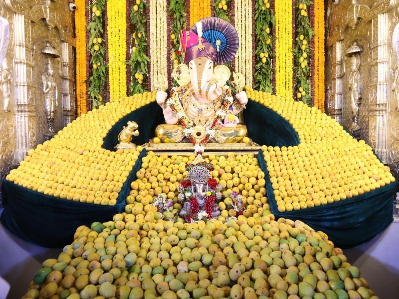 Mahanaivedya of 11 thousand mangoes to the shrimant dagdusheth ganpati in pune | फळांचा राजा गणराया चरणी! श्रीमंत दगडूशेठच्या बाप्पांना ११ हजार आंब्यांचा महानैवेद्य