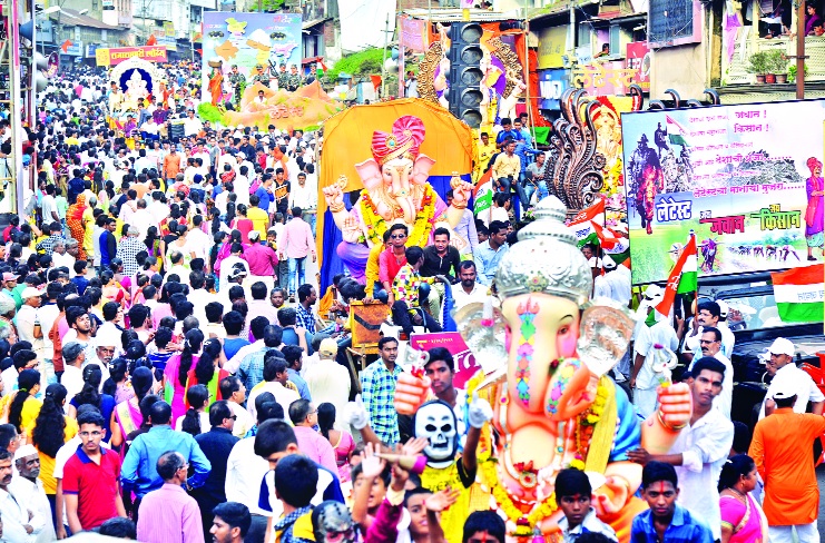 Ganapati Festival ... Ganesh immersion procession for 17 hours in a stampede | Ganpati Festival...चोपड्यात सतरा तास चालली गणेश विसर्जन मिरवणूक