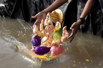 Immersion of 1 lakh idols in an artificial lake in Nagpur | नागपुरात कृत्रिम तलावात १ लाख मूर्ती विसर्जन