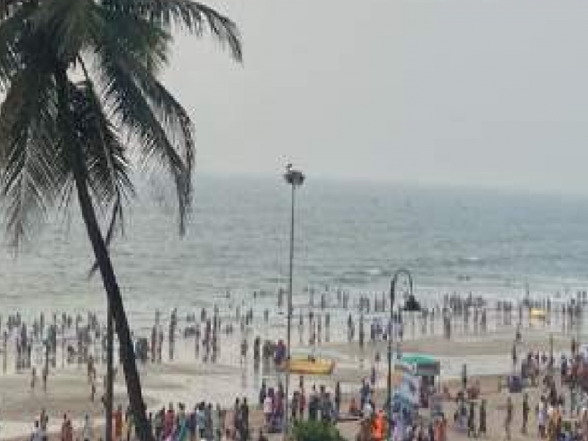 Tourists rush to Ganpatipule beach due to consecutive holidays | सलग सुट्ट्यांमुळे गणपतीपुळे किनारा पर्यटकांनी गजबजला, वाहतूककोंडीचा प्रश्न पुन्हा ऐरणीवर 