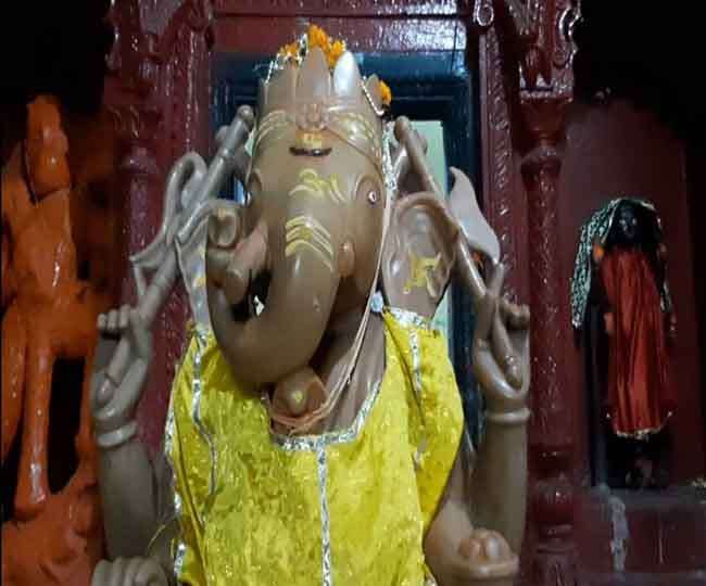 sweating from ganesh idol in Bihar's Gaya temple | उकाड्याने बाप्पाही झाले हैराण; मूर्तीलाही फुटला घाम