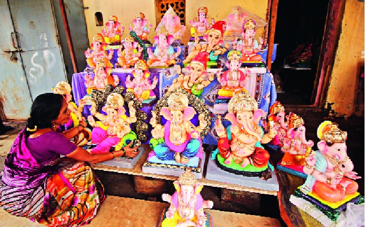  Rescue of Ganesh idols while giving flood potter | पूरग्रस्त कुंभार देताहेत गणेशमुर्तींना पुन्हा आकार
