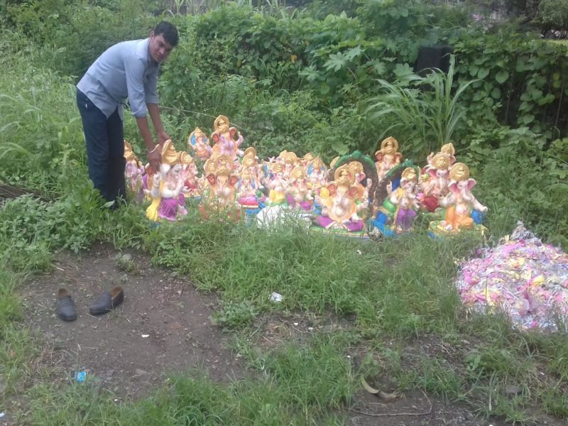 Shiv Sainik performed unique immersion of 32 Ganesh idols | 32 गणेश मूर्तींचे शिवसैनिकांनी केले अनोखे विसर्जन