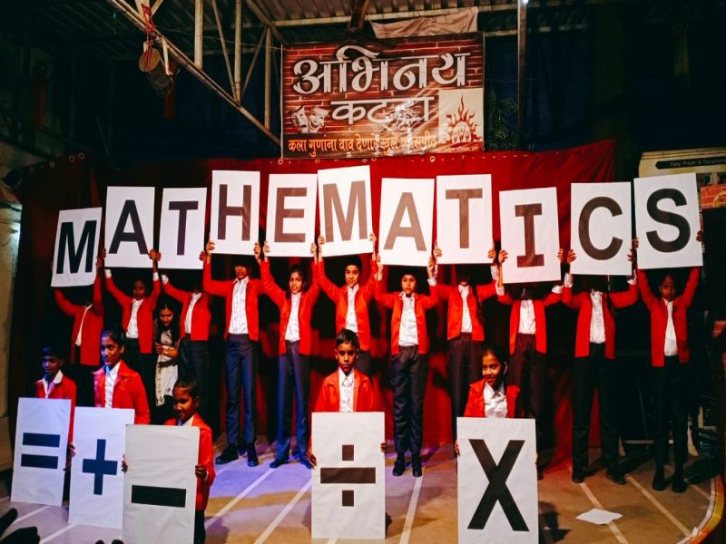'Mathematics in song' revealed in Thane's acting line, learned mathematics in smiling sports | ठाण्यातील अभिनय कट्ट्यावर उलगडलं 'गाण्यातील गणित', हसत खेळात शिकले गणित 