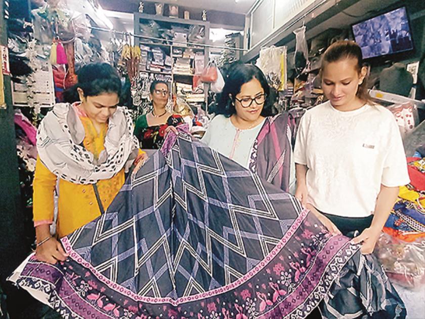 Biggest 10 feet by 10 feet circle Ghagara in the Chh. Sambhajinagar market for Garaba | 'गरबा' साठी तरुणाई सज्ज! सर्वांत मोठा १० फूट बाय १० फूट घेराचा घागरा बाजारात