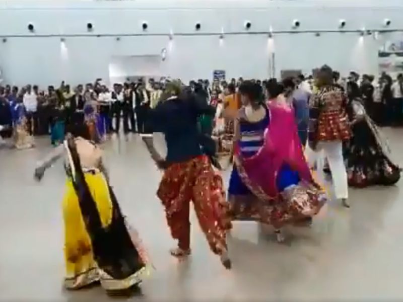 Ahmedabad airport, airline staffs perform Garba flash-mob; The passengers won the hearts! | विमानतळावर कर्मचाऱ्यांनी खेळला गरबा; प्रवाशांची जिंकली मने !