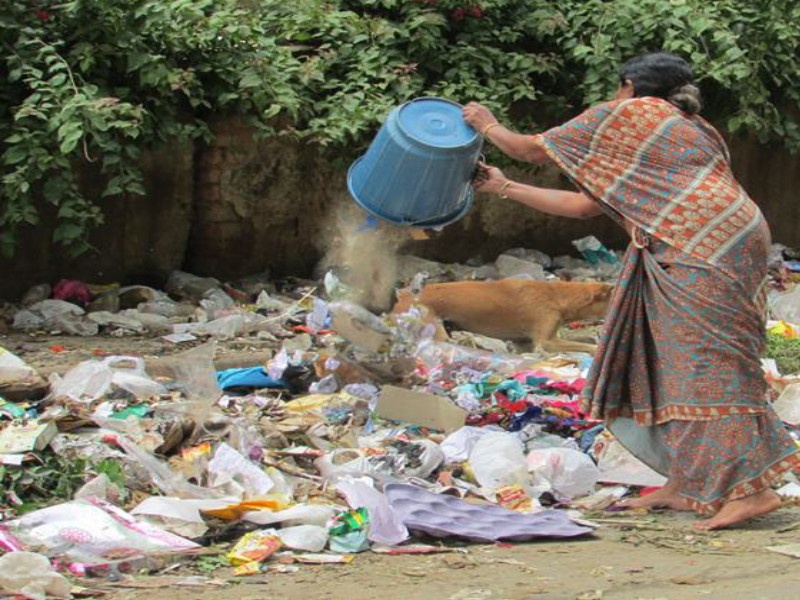 Now targets of garbage doing in road after spitting by municipal corporation: every time penalty of 180 rupees | महापालिकेकडून थुंकणाऱ्यांनंतर आता कचरा करणारे लक्ष्य : प्रत्येक वेळेस १८० रूपये दंड 