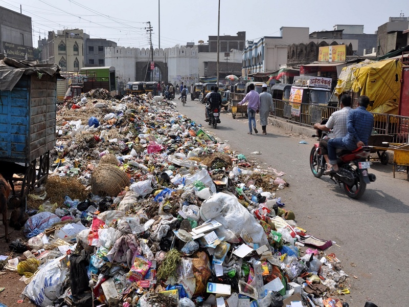 The waste of Aurangabad city increased by 90 tonnes | औरंगाबाद शहराचा कचरा ९० टनाने वाढला 